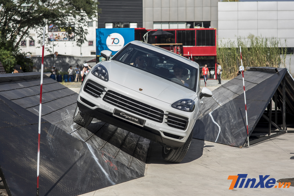 Thử thách khó khi đi qua đoạn đường nghiêng tới 35 độ.