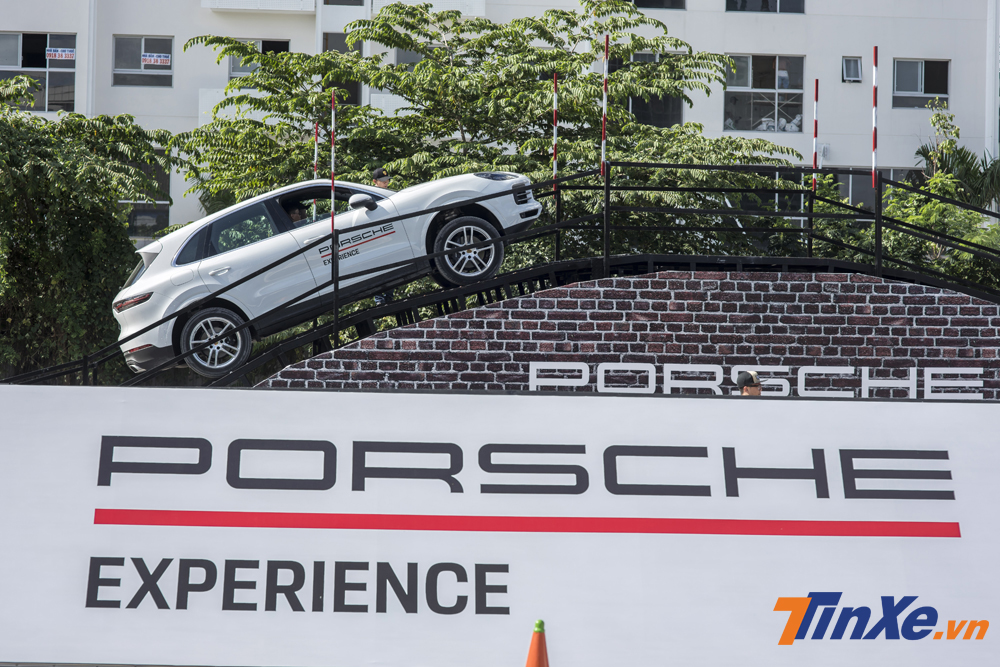 Đưa Porsche Cayenne 2018 vào bài thử leo dốc cao 3m và thả trôi khiến nhiều cảm thấy hồi hộp.