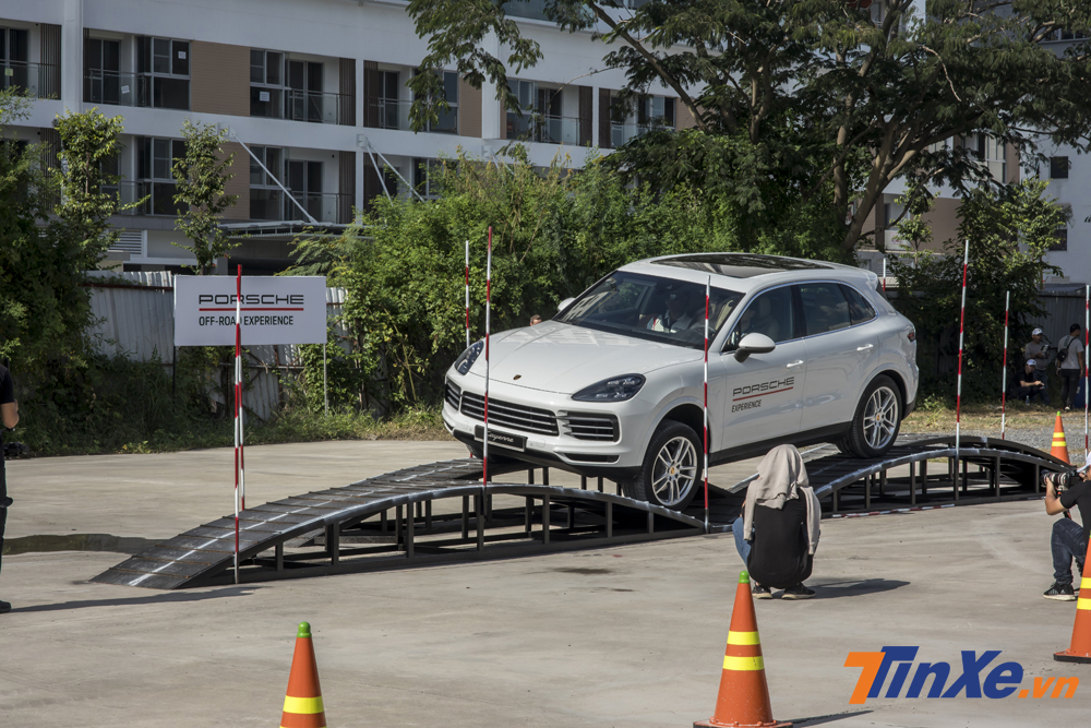 Đường bấp bênh là bài thử tính hiệu quả của hệ thống kiểm soát lực kéo PTM trên Porsche Cayenne 2018.
