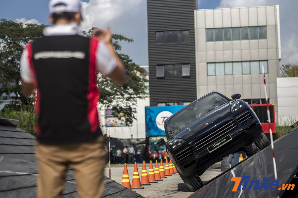 Đưa Porsche Cayenne 2018 vào những bài thử offroad khó khăn để thể hiện hết hiệu suất hoạt động của chiếc xe.