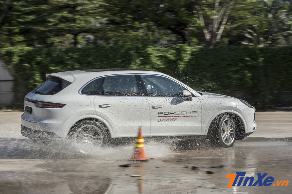 Hệ thống ổn định thân xe điện tử PTM sẽ hoạt động ngay khi chiếc xe có hiện tượng trượt trên bề mặt đường ướt.