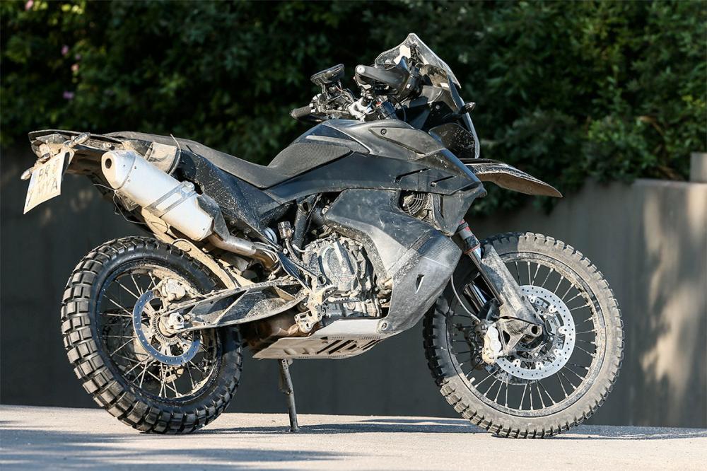 Thiết kế của chiếc 790 Adventure R trong ảnh có vẻ như rất gần với phiên bản sản xuất Thiết kế của chiếc 790 Adventure R trong ảnh có vẻ như rất gần với phiên bản sản xuất