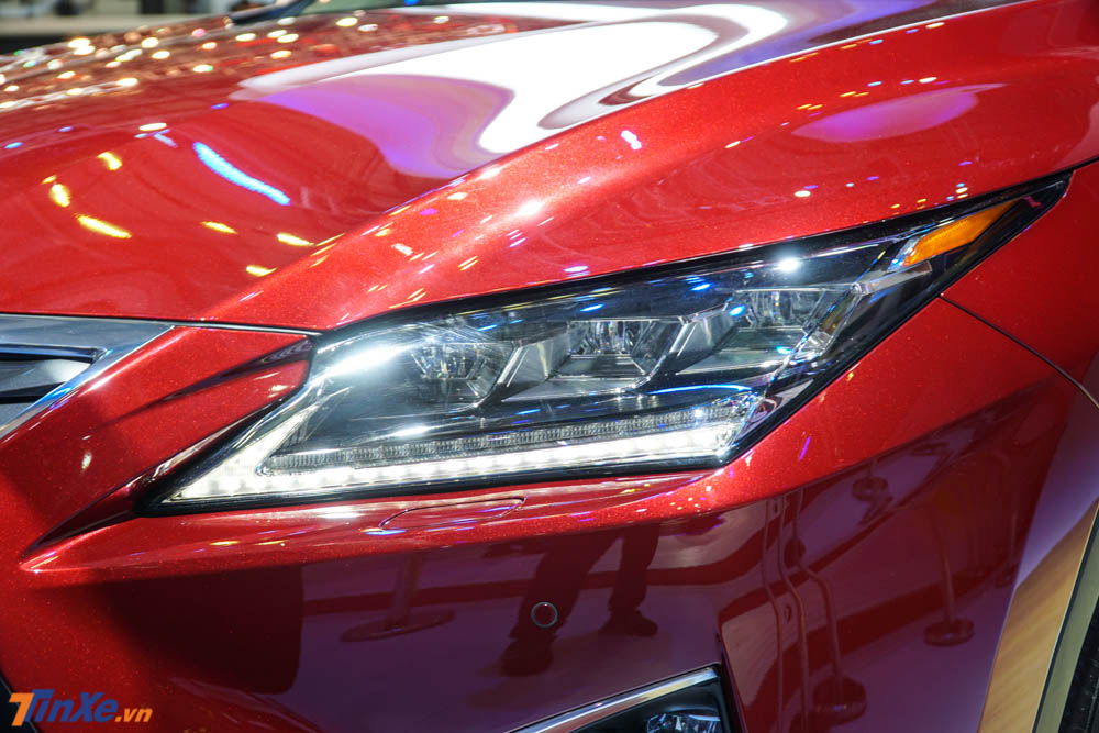 Đèn pha/hậu đều giữ nguyên thiết kế so với Lexus RX350 2018 Đèn pha/hậu đều giữ nguyên thiết kế so với Lexus RX350 2018