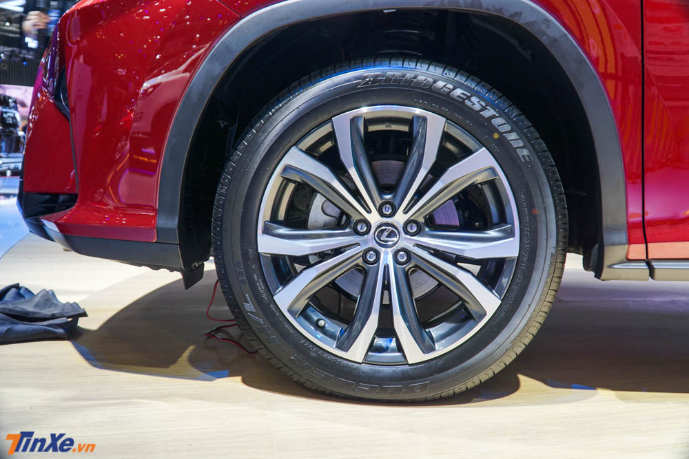Mâm xe Lexus RX350L 2018 vẫn là loại 20 inch, 5 chấu kép được sơn 2 màu tương phản là bạc và đen. Mâm xe Lexus RX350L 2018 vẫn là loại 20 inch, 5 chấu kép được sơn 2 màu tương phản là bạc và đen.