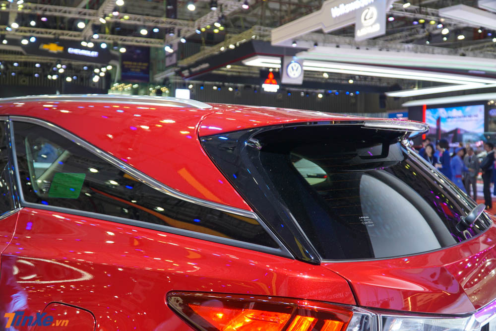 Đồng thời kính chắn gió phía sau thiết kế lại dựng đứng hơn trước Đồng thời kính chắn gió phía sau thiết kế lại dựng đứng hơn trước