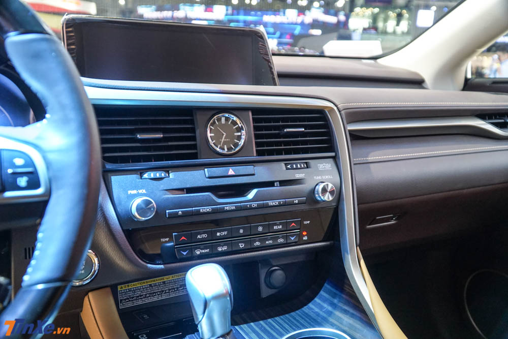 Kết hợp cùng bảng táp-lô và 1 số chi tiết ở thành cửa bọc da màu nâu đậm Kết hợp cùng bảng táp-lô và 1 số chi tiết ở thành cửa bọc da màu nâu đậm