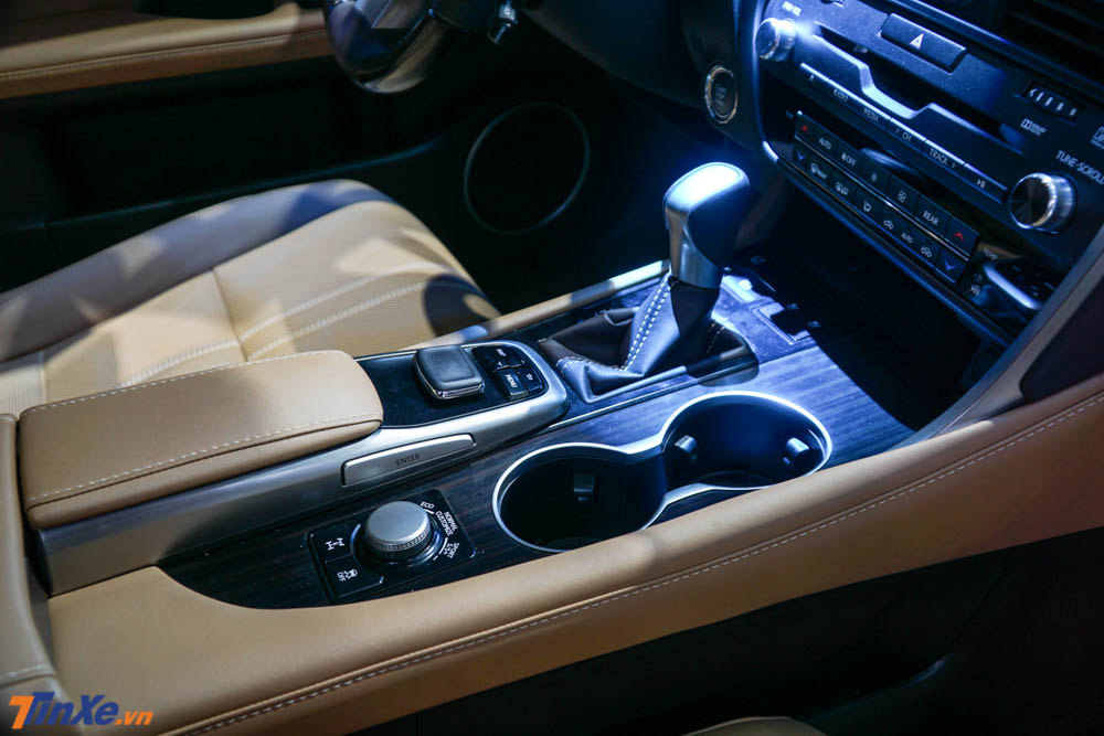 Động cơ trên chiếc crossover hạng sang 7 chỗ ngồi này kết hợp cùng với hộp số tự động 8 cấp Động cơ trên chiếc crossover hạng sang 7 chỗ ngồi này kết hợp cùng với hộp số tự động 8 cấp