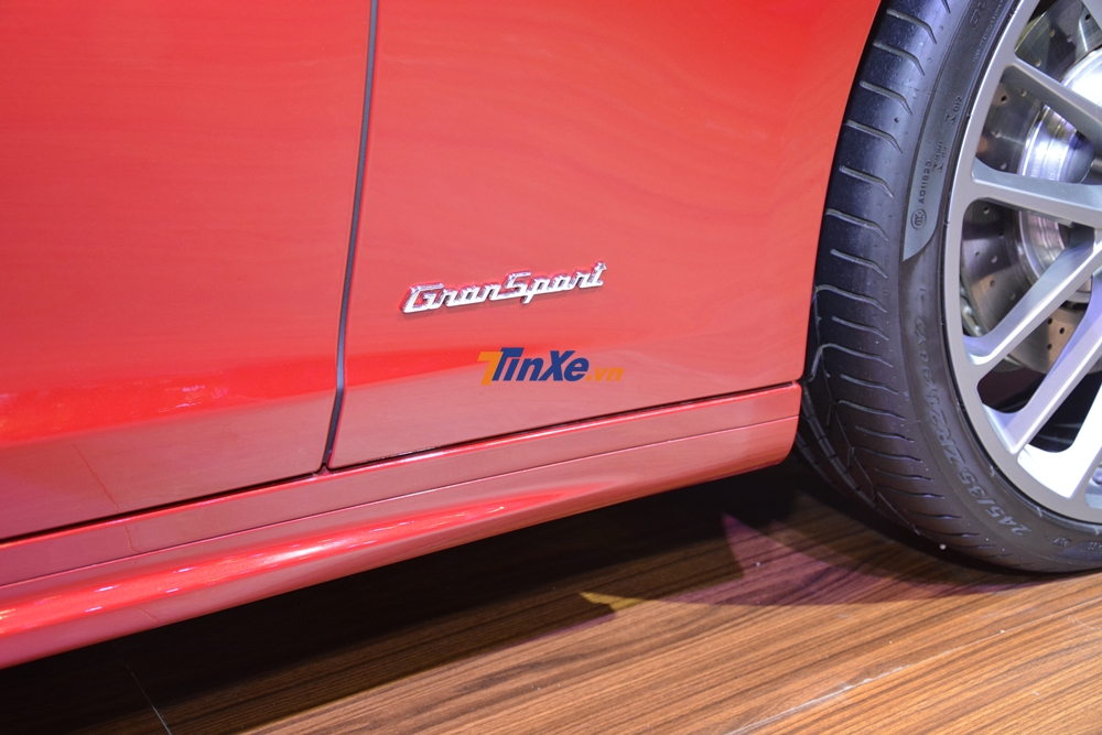 Ngoài ra, bên sườn xe còn có logo GranSport dập nổi Ngoài ra, bên sườn xe còn có logo GranSport dập nổi