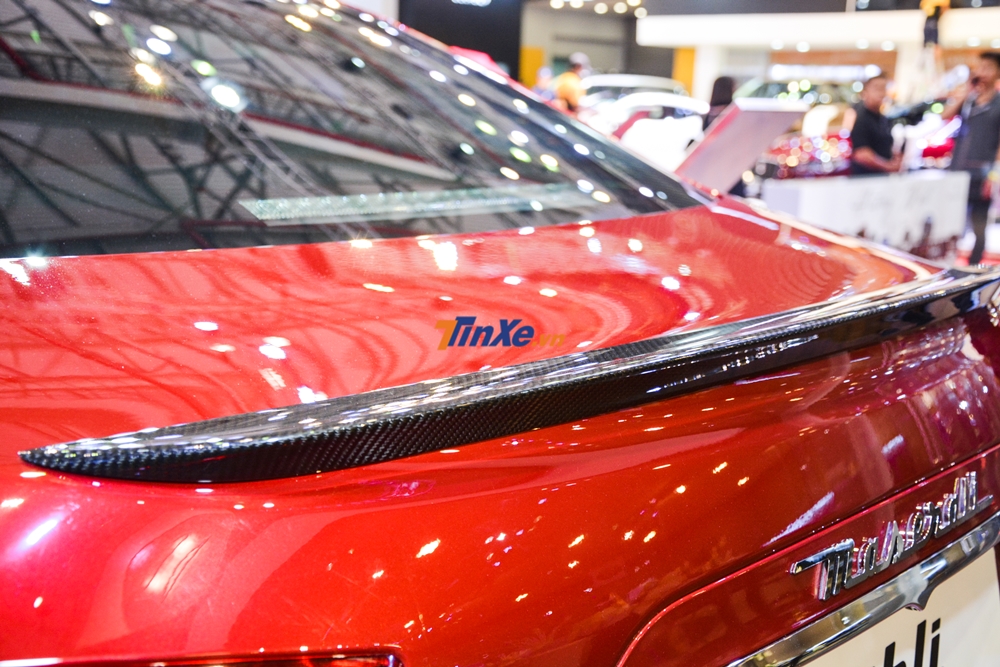 Và cánh gió đuôi nhỏ phía sau xe Và cánh gió đuôi nhỏ phía sau xe