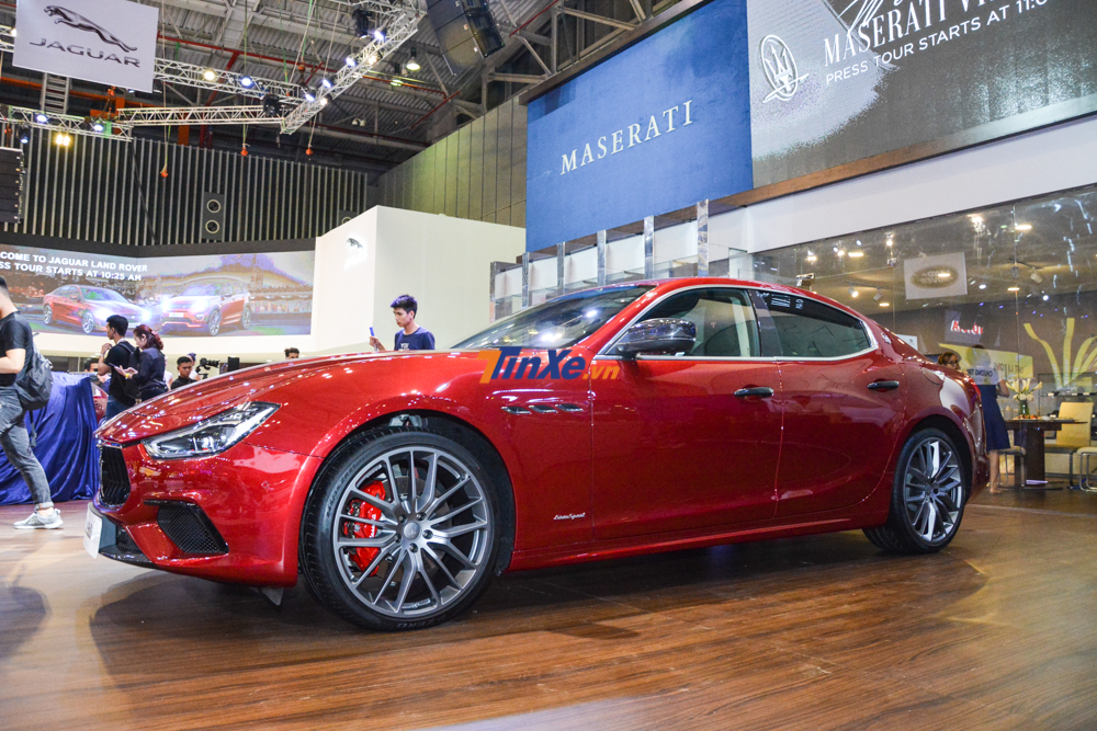 Vị trí đèn xi-nhan và đèn định vị tích hợp cũng được thay đổi Vị trí đèn xi-nhan và đèn định vị tích hợp cũng được thay đổi