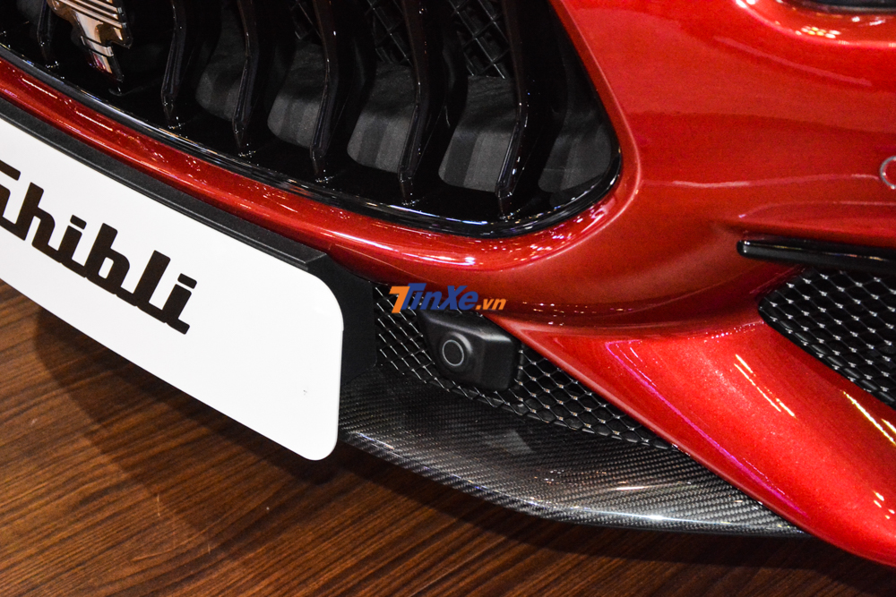 Chiếc Maserati Ghibli GranSport 2018 có các chi tiết ngoại thất được ốp sợi carbon bao gồm cánh lướt gió phía trước, ốp hốc gió trước Chiếc Maserati Ghibli GranSport 2018 có các chi tiết ngoại thất được ốp sợi carbon bao gồm cánh lướt gió phía trước, ốp hốc gió trước