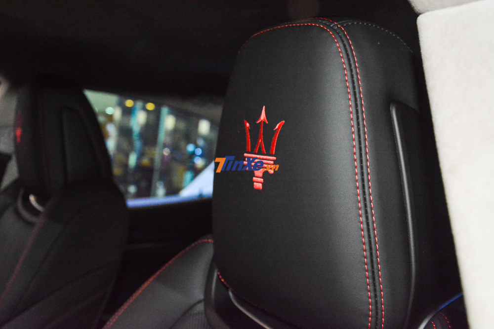 Logo cây đinh ba thêu trên tựa đầu ghế ngồi cũng có màu đỏ tông xuyệt tông ngoại thất Logo cây đinh ba thêu trên tựa đầu ghế ngồi cũng có màu đỏ tông xuyệt tông ngoại thất