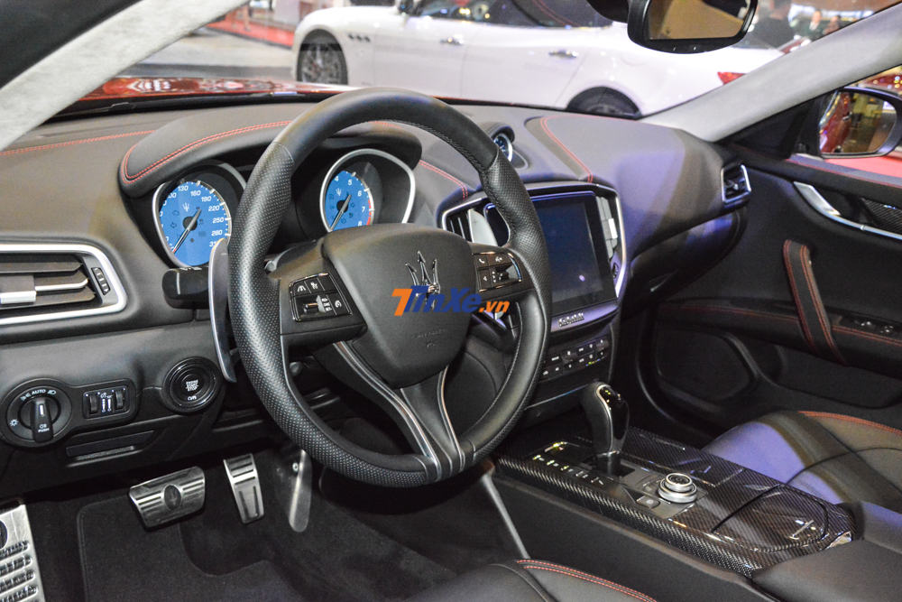 Maserati Ghibli GranSport 2018 được trưng bày trong triển lãm VMS 2018 là khối động cơ V6, dung tích 3.0 lít, sản sinh công suất tối đa 350 mã lực Maserati Ghibli GranSport 2018 được trưng bày trong triển lãm VMS 2018 là khối động cơ V6, dung tích 3.0 lít, sản sinh công suất tối đa 350 mã lực