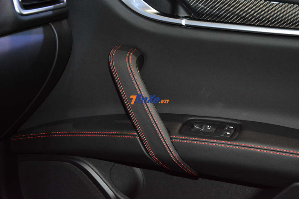 Với điểm nhấn là các đường chỉ may màu đỏ Với điểm nhấn là các đường chỉ may màu đỏ