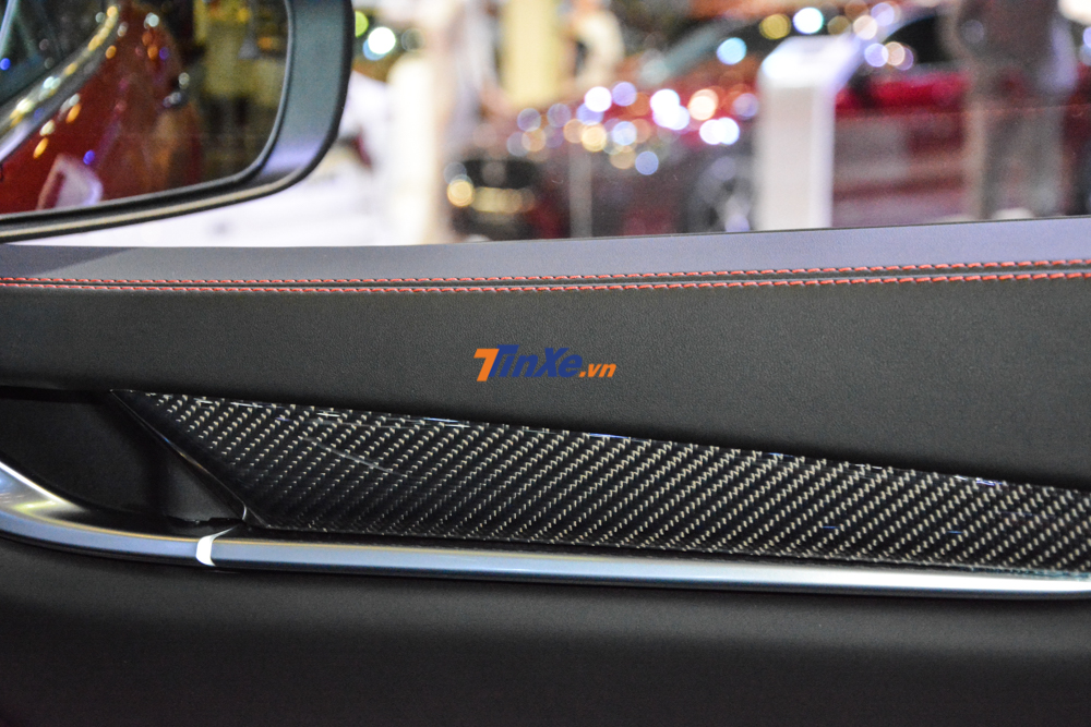 Hay 1 phần thành cửa ốp sợi carbon tạo tính thể thao cho khoang lái của xe Hay 1 phần thành cửa ốp sợi carbon tạo tính thể thao cho khoang lái của xe