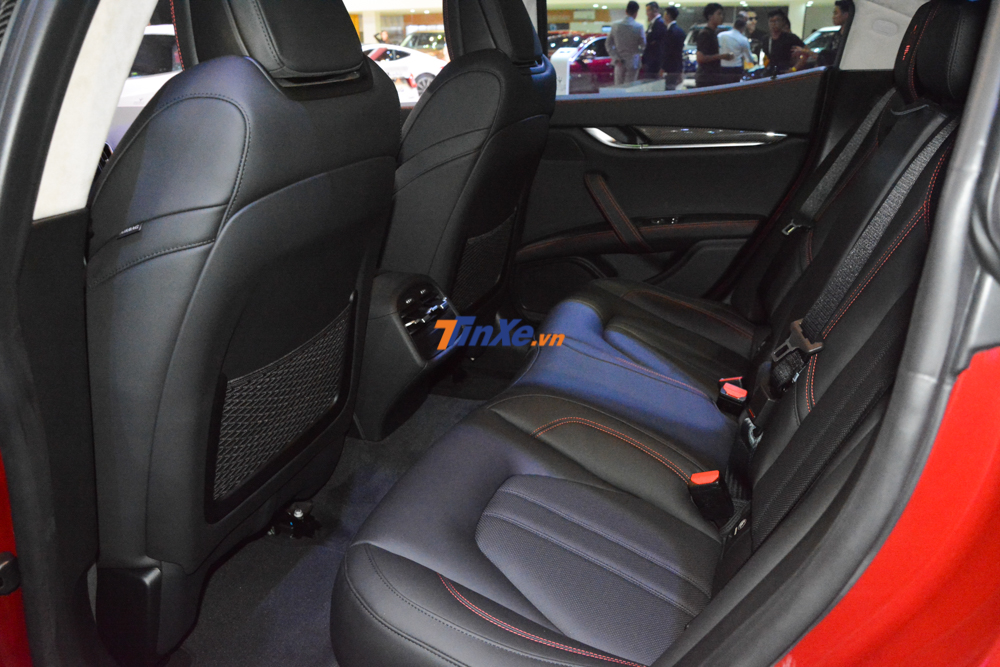 Bên trong khoang lái chiếc Maserati GranSport Ghibli 2018 được trưng bày ở triển lãm VMS 2018 có nội thất bọc da cao cấp màu đen Bên trong khoang lái chiếc Maserati GranSport Ghibli 2018 được trưng bày ở triển lãm VMS 2018 có nội thất bọc da cao cấp màu đen