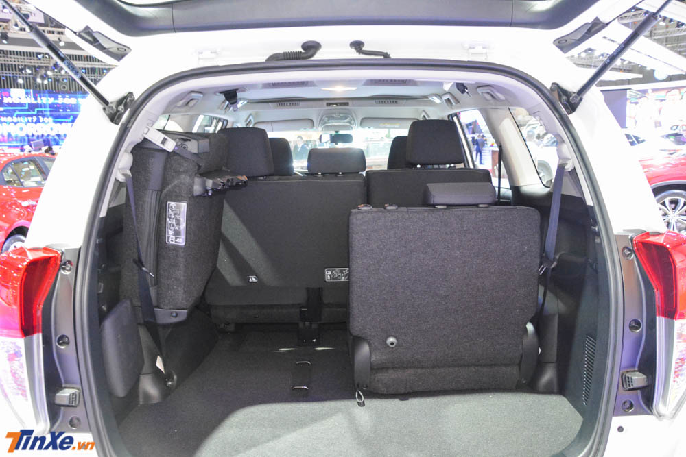 Các hàng ghế trên Toyota Innova bản cải tiến có thể linh động được gập lại nhằm tăng dung tích cho khoang hành lý Các hàng ghế trên Toyota Innova bản cải tiến có thể linh động được gập lại nhằm tăng dung tích cho khoang hành lý