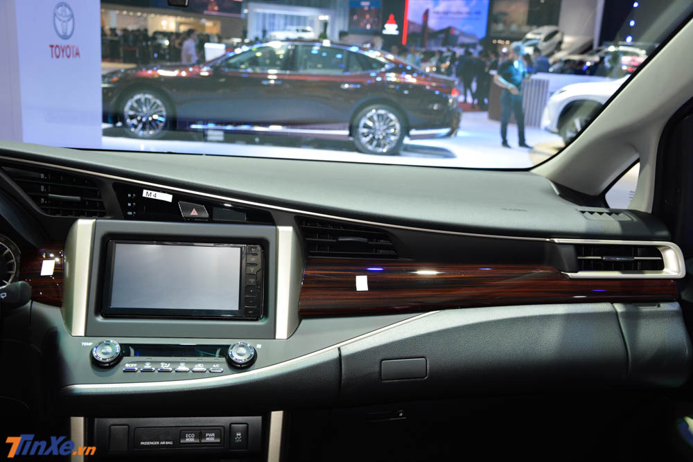 Chiếc MPV của Toyota trưng bày tại triển lãm VMS 2018 thuộc phiên bản cao cấp Venturer nên có các chi tiết ốp gỗ Chiếc MPV của Toyota trưng bày tại triển lãm VMS 2018 thuộc phiên bản cao cấp Venturer nên có các chi tiết ốp gỗ