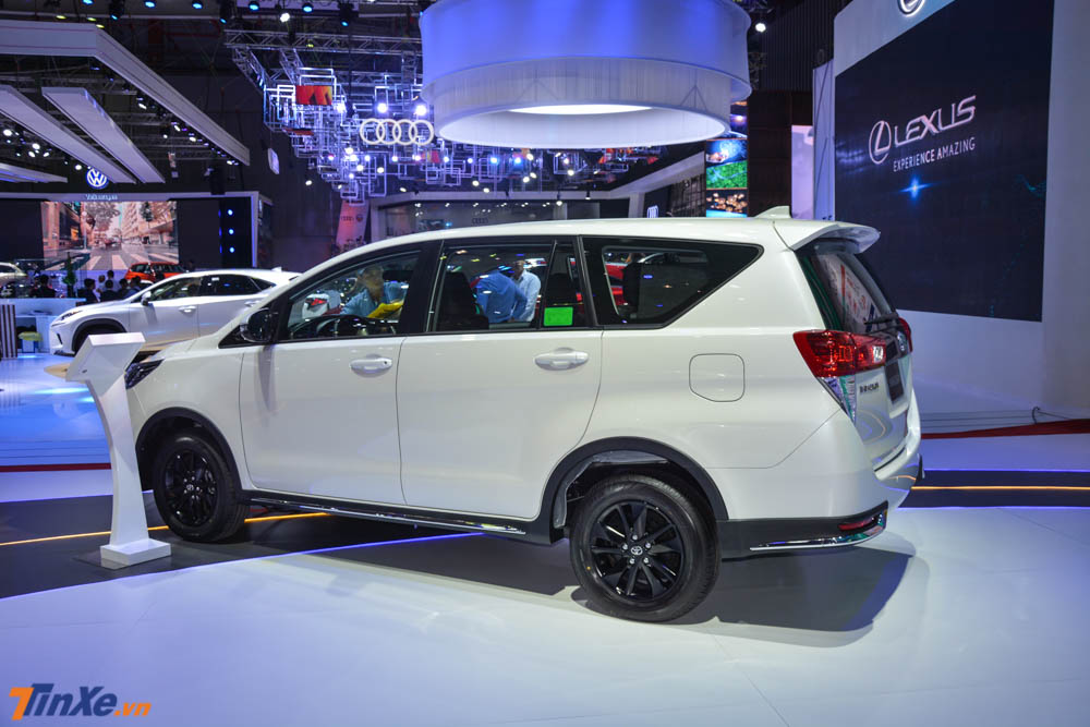 Và đèn báo phanh khẩn cấp cũng sẽ lần đầu tiên được Innova trang bị trên phiên bản thấp nhất Innova 2.0J Và đèn báo phanh khẩn cấp cũng sẽ lần đầu tiên được Innova trang bị trên phiên bản thấp nhất Innova 2.0J