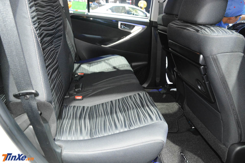 Ghế ngồi dành cho bản Venturer được bọc nỉ với các đường vân sọc màu đen Ghế ngồi dành cho bản Venturer được bọc nỉ với các đường vân sọc màu đen