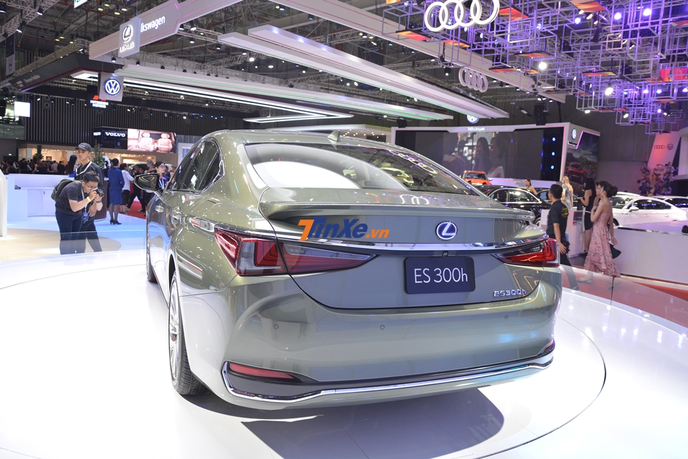 Lexus ES 300h là một mẫu sedan hybrid cỡ trung Lexus ES 300h là một mẫu sedan hybrid cỡ trung
