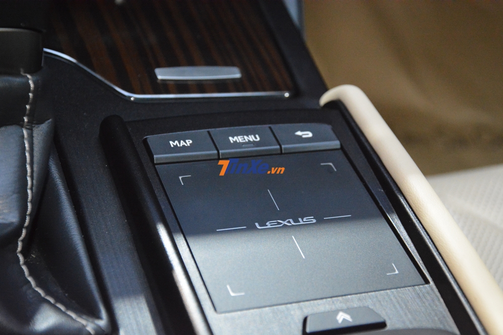 Lexus ES 300h 2019 được vén màn tại VMS 2018 là hệ thống động cơ hybrid, bao gồm máy xăng Atkinson Cycle 4 xi-lanh, mô-tơ điện nhỏ gọn hơn và hộp số ECVT-i Lexus ES 300h 2019 được vén màn tại VMS 2018 là hệ thống động cơ hybrid, bao gồm máy xăng Atkinson Cycle 4 xi-lanh, mô-tơ điện nhỏ gọn hơn và hộp số ECVT-i