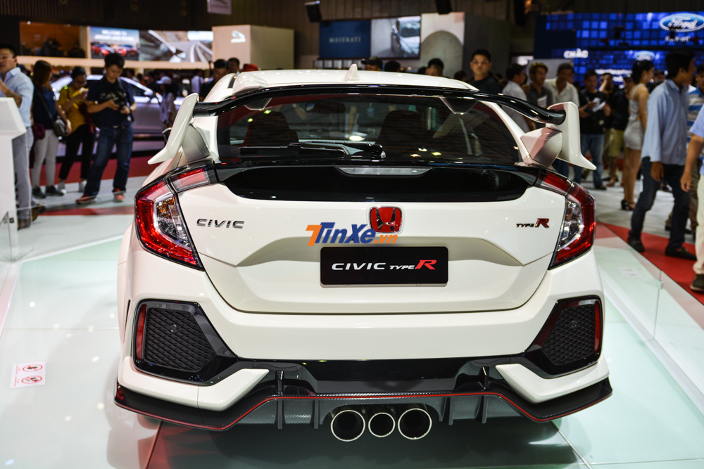 Phía sau xe được trang bị đến 3 ống xả Phía sau xe được trang bị đến 3 ống xả