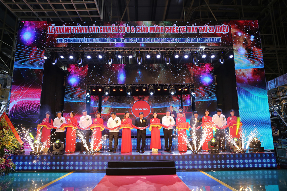 Các khách mời cắt băng khánh thành dây chuyền số 6 Các khách mời cắt băng khánh thành dây chuyền số 6