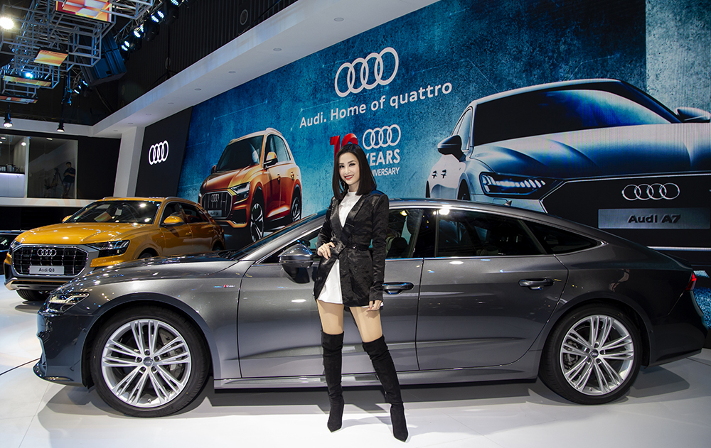 Ca sĩ Đông Nhi bên Audi A7 Sportback
