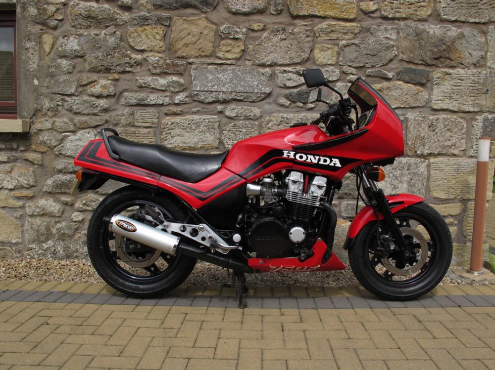 CBX750 là bản phát triển từ CB750 với cỗ máy mạnh hơn