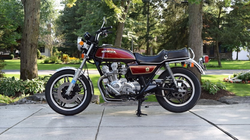 Chiếc xe Honda CB750 nguyên bản với dáng vẻ khá cục mịch 
