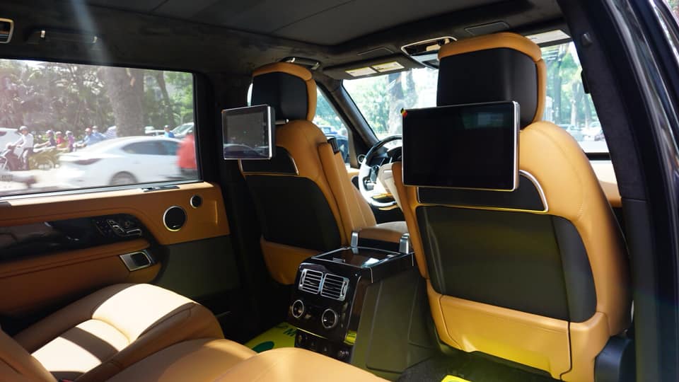 Hàng ghế sau có thêm 2 màn hình giải trí 10 inch gắn tựa đầu hàng ghế trước