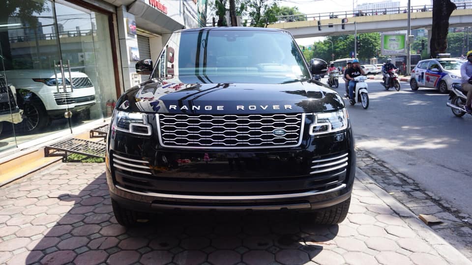 Chiếc SUV hạng sang Range Rover Autobiography LWB 2018 này đang được một công ty nhập khẩu tư nhân Hà Nội chào bán 14 tỷ đồng