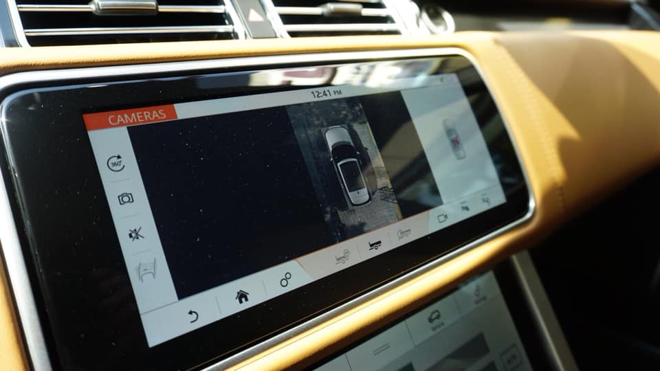 Hệ thống giải trí InControl Touch Pro Duo sử dụng 2 màn hình cảm ứng 10 inch trên bảng điều khiển trung tâm