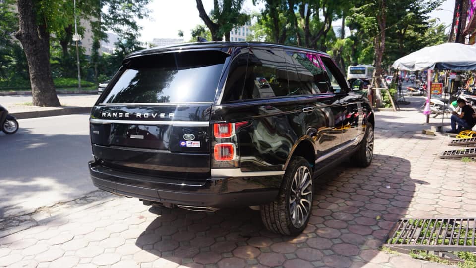Lý do cho việc chiếc SUV hạng sang Range Rover Autobiography LWB 2018 này có giá chào bán lên đến 14 tỷ đồng do được trang bị động cơ mạnh nhất của hãng xe Anh quốc