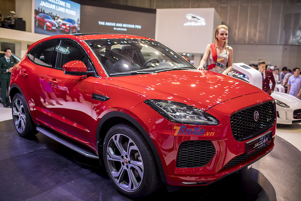 Được xếp vào dòng SUV thể thao hạng sang cỡ nhỏ, Jaguar E-Pace thừa hưởng thiết kế từ dòng xe thể thao Jaguar F-Type với nét đặc trưng ở lưới tản nhiệt độc đáo. Phần thân trước và đuôi xe mang các đường nét mạnh mẽ, cá tính, linh hoạt và năng động, đặc biệt là phần mui xe trượt dài. Được xếp vào dòng SUV thể thao hạng sang cỡ nhỏ, Jaguar E-Pace thừa hưởng thiết kế từ dòng xe thể thao Jaguar F-Type với nét đặc trưng ở lưới tản nhiệt độc đáo. Phần thân trước và đuôi xe mang các đường nét mạnh mẽ, cá tính, linh hoạt và năng động, đặc biệt là phần mui xe trượt dài.
