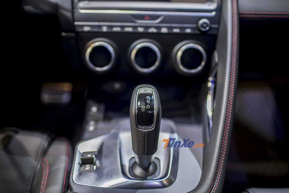 Cần số của Jaguar E-Pace là loại cần số điện tử, chưa được trang bị chuyển số dạng núm xoay đặc trưng như các dòng xe khác Cần số của Jaguar E-Pace là loại cần số điện tử, chưa được trang bị chuyển số dạng núm xoay đặc trưng như các dòng xe khác