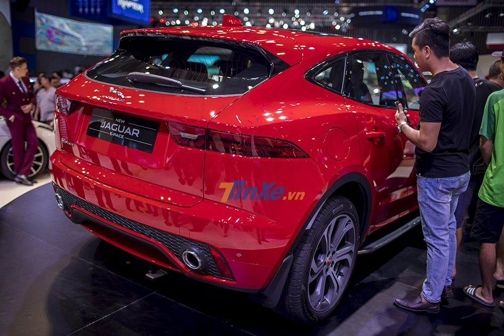 Trong khi đó, đuôi xe Jaguar E-Pace cũng mang đậm tính thể thao và mạnh mẽ với đuôi sau dạng fastback, đi kèm cánh gió sau. Phần đuôi có nếp gấp và đường gờ tạo cảm giác gãy gọn và cứng cáp. Ống xả có thiết kế bố trí hai bên đuôi xe, ốp bên ngoài là lưới có nan tương tự như lưới tản nhiệt trước. Trong khi đó, đuôi xe Jaguar E-Pace cũng mang đậm tính thể thao và mạnh mẽ với đuôi sau dạng fastback, đi kèm cánh gió sau. Phần đuôi có nếp gấp và đường gờ tạo cảm giác gãy gọn và cứng cáp. Ống xả có thiết kế bố trí hai bên đuôi xe, ốp bên ngoài là lưới có nan tương tự như lưới tản nhiệt trước.