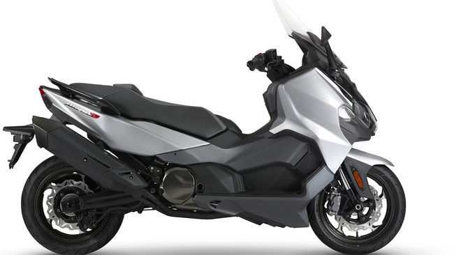 Và cuối cùng là chiếc xe hoành tráng nhất của SYM tại triển lãm lần này, chiếc Maxi Scooter mang tên Maxsym TL 465 với khối động cơ 400 phân khối 2 xy lanh.