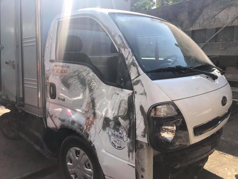 Chiếc ô tô tải bị biến dạng đầu xe