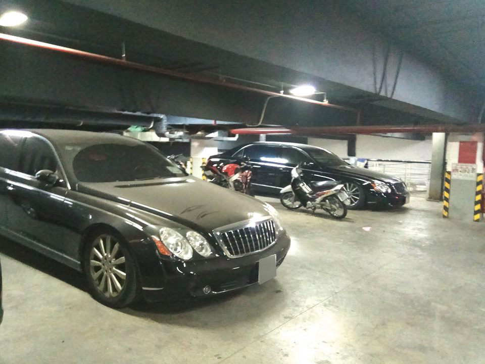 Và 2 chiếc Maybach 62S này có chung số phận bụi đóng dày đặc ở ngoại thất