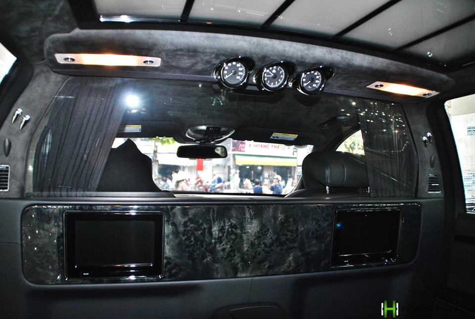 Maybach 62S có khoang lái giữa hàng ghế trước và sau sẽ được chia cách bằng vách ngăn với da, ốp đá và kính trong suốt