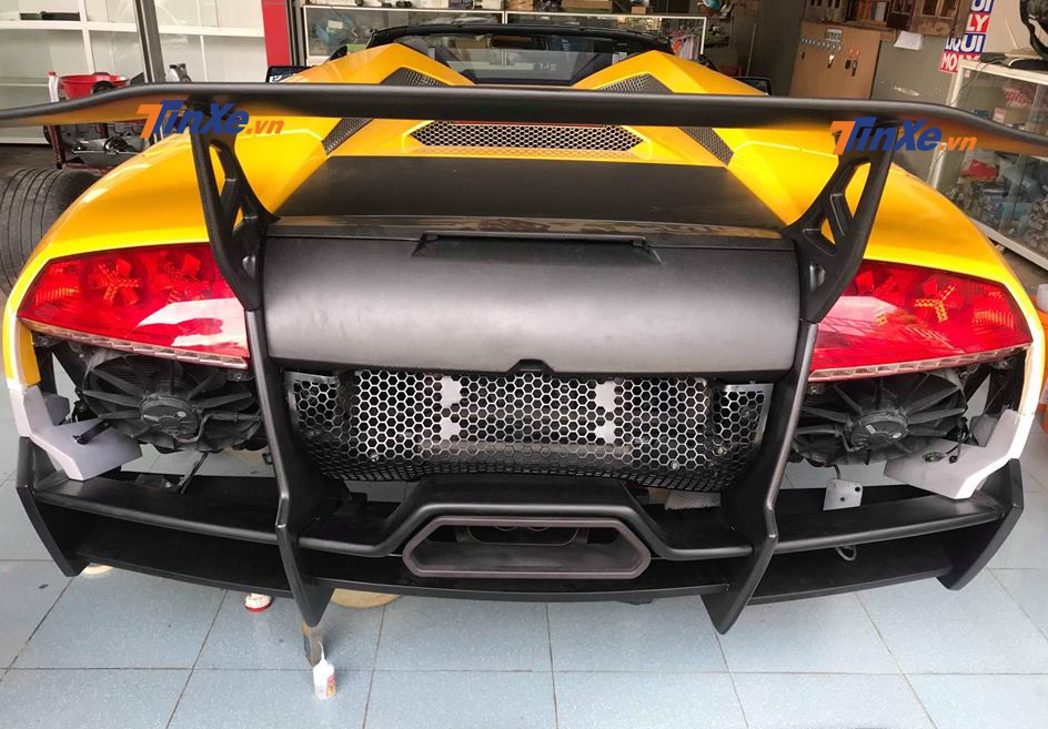 Lamborghini Murcielago LP640 mui trần sau khi được lắp cản va sau và cánh gió đuôi của Murcielago LP670-4 SV