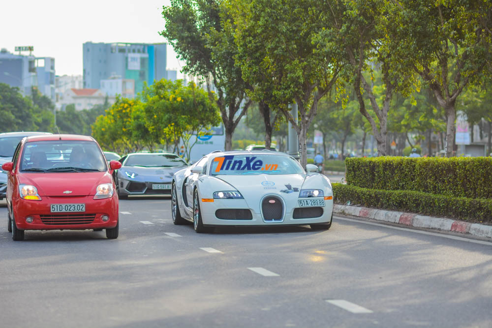 Hiện siêu xe Bugatti Veyron đã đổi màu sơn sang trắng muốt và tìm thấy chủ nhân mới là ông Đặng Lê Nguyên Vũ