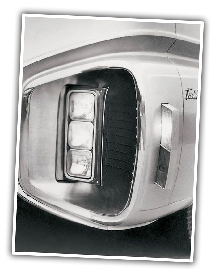 Hệ thống đèn pha lẫn đèn xi nhan có thể thò ra thụt vào của Turbo Titan III