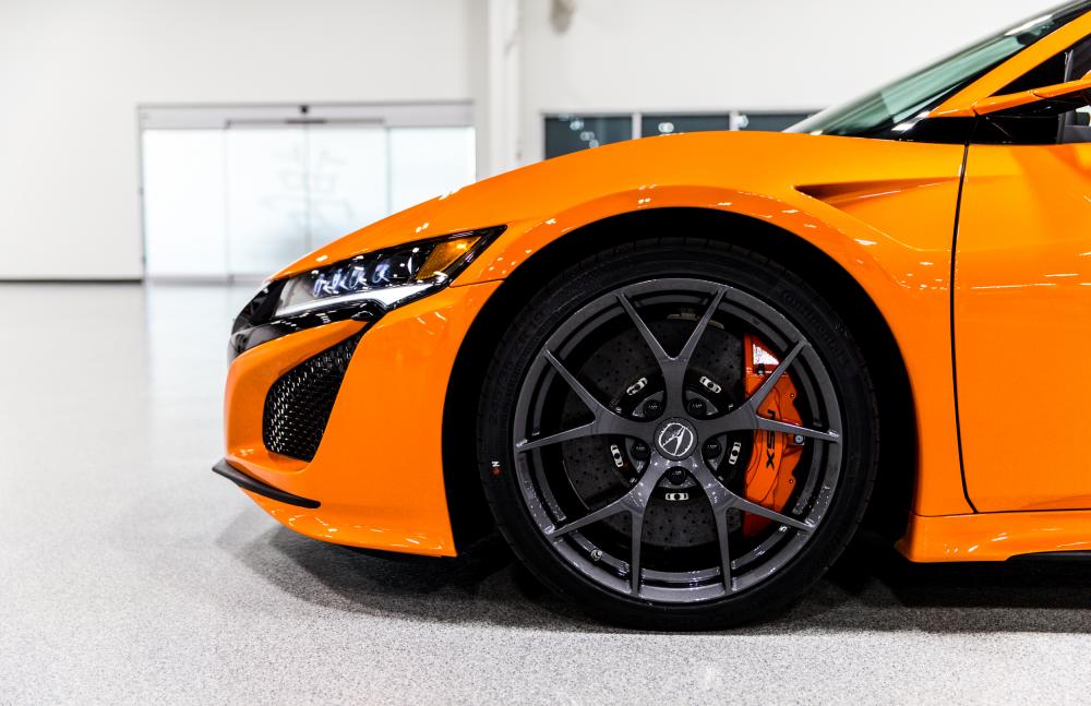 Cùm phanh màu cam tông xuyệt tông