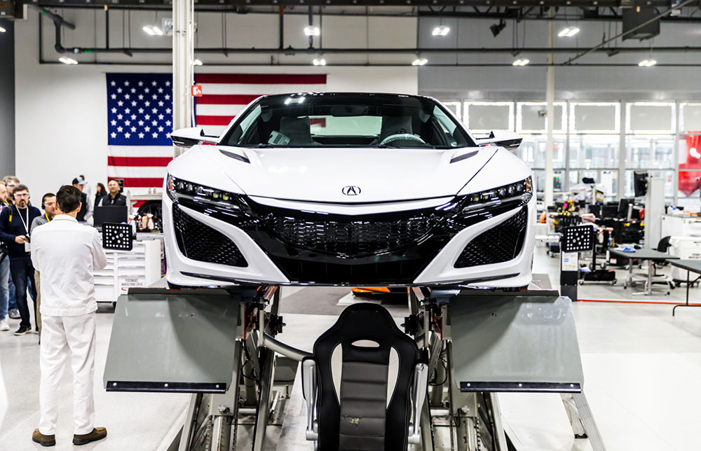 Thanh nằm giữa nắp capô và lưới tản nhiệt sơn giống màu thân xe