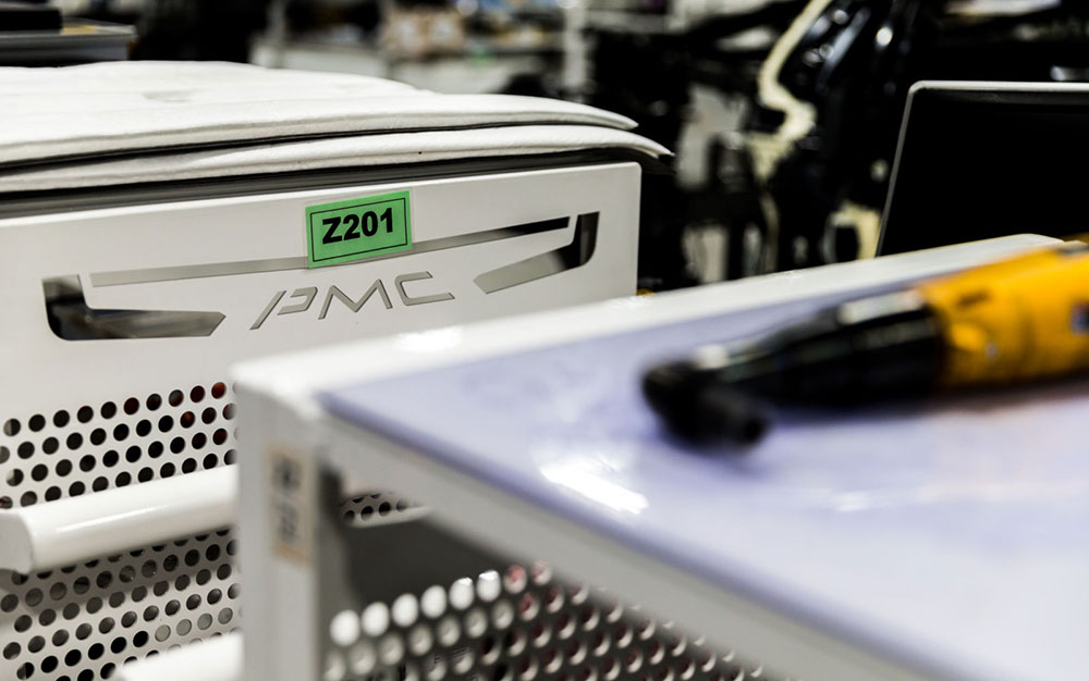 Mọi chi tiết bên trong nhà máy đều có màu trắng