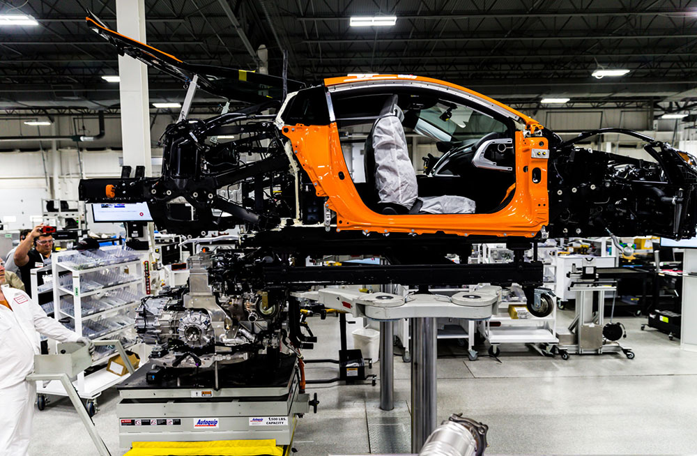 Nội thất được lắp vào khung trước rồi mới đến công đoạn ráp thân vỏ