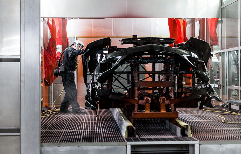 Kỹ thuật viên sơn lót cho siêu xe Acura NSX